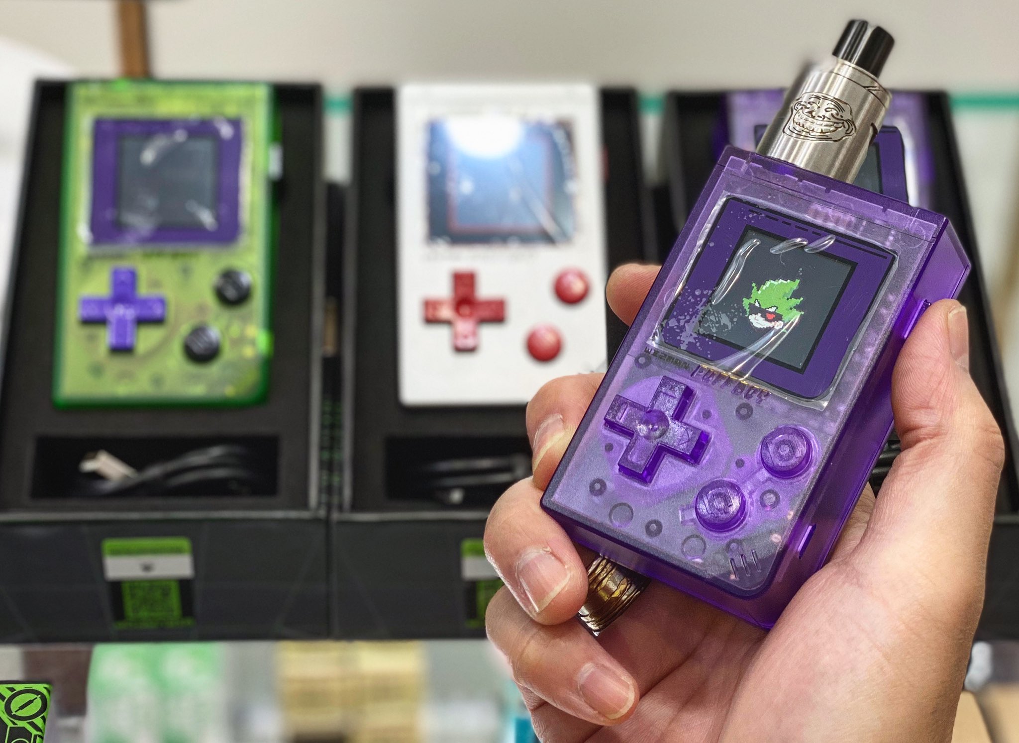 Twitter 上的 立川北口vape World電子タバコ 某ゲーム機に似ています 8bitの液晶にカラーのドット絵が描けます これはゲーム機ではありません 電子タバコを吸う本体です 呂布カルマ Puffboy Cbd Roc Summer Smok Asvape Hita Cbdvape 電子タバコ 立川