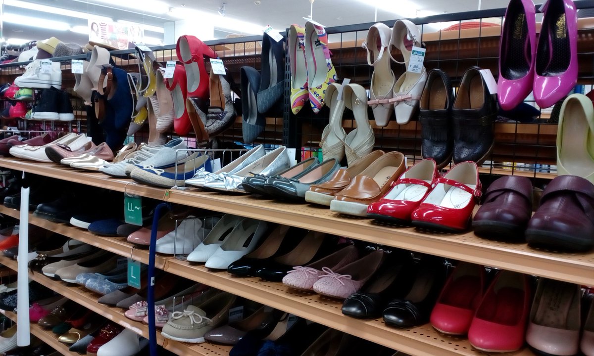 どうも私です 靴売場を少々改装してみました いかがでしょうか 買取もお待ちしております 今はスニーカ オフハウス札幌 あいの里店