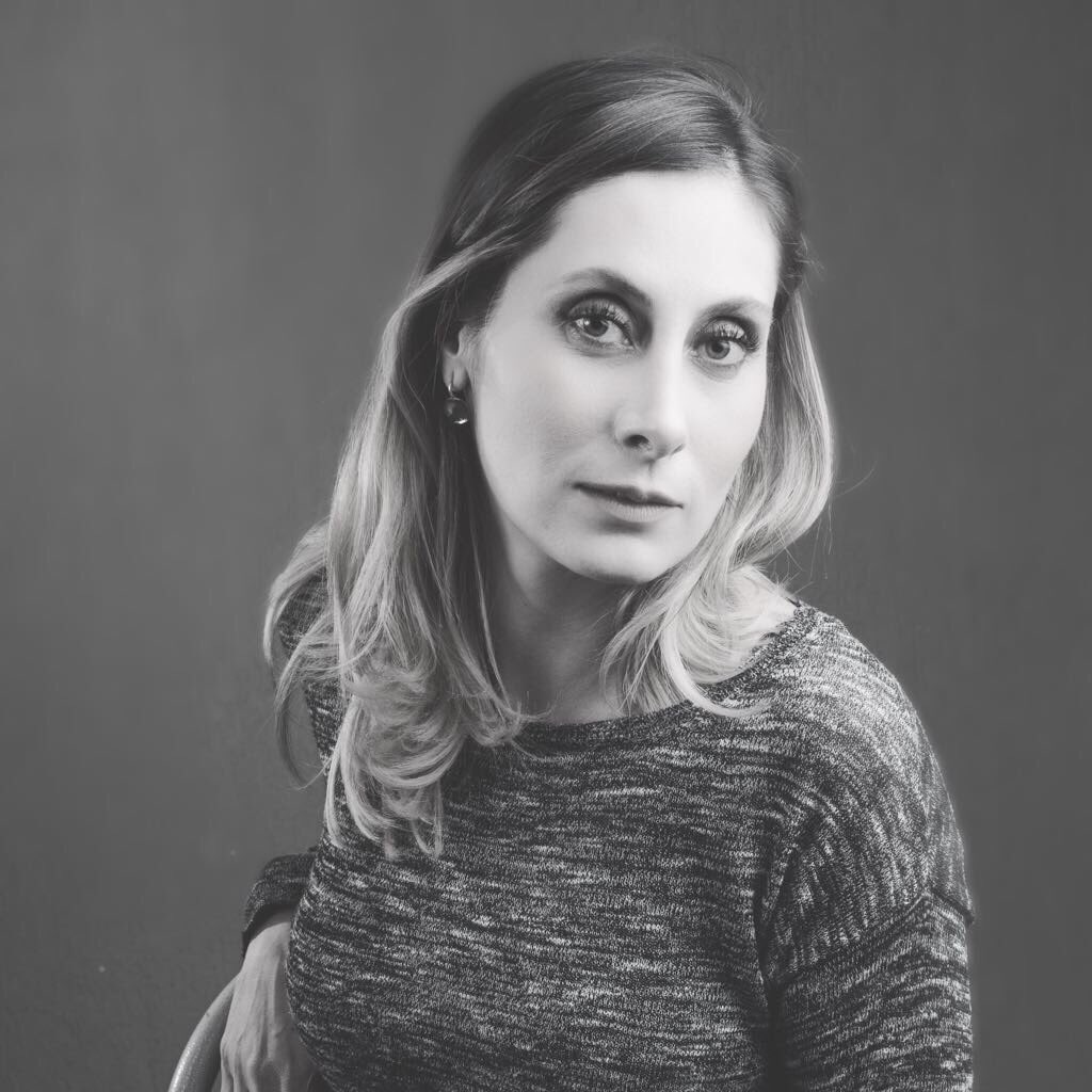 instagram.com/tv/CC1VKh0HwuL… 

“Cuentan que los artistas son compasivos y buenos.
Mi espíritu está tan necesitado de una limosna de cariño”    
                                      #LaHeroína