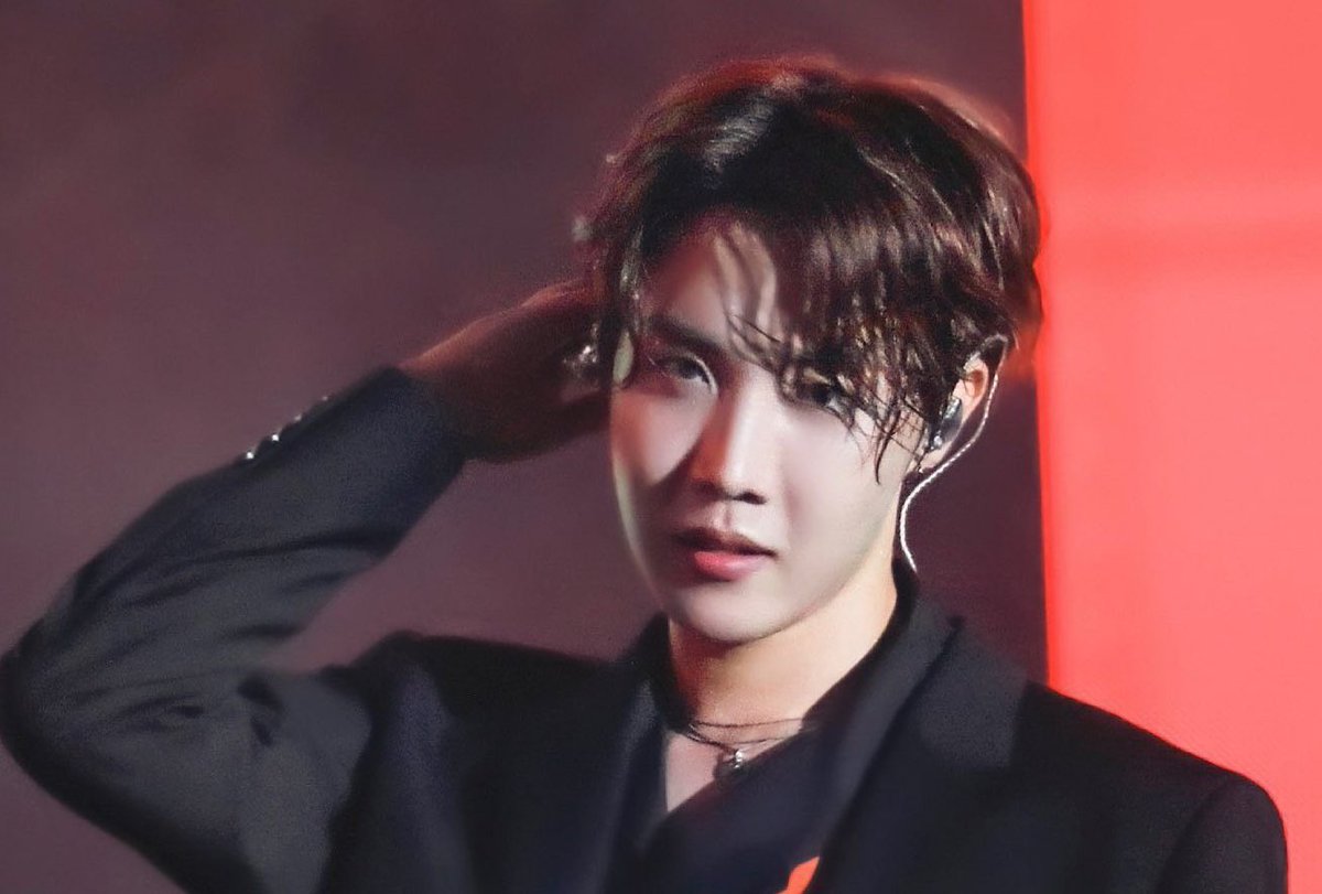 demseokdimple's tweet photo. Gentle reminder of what 190811 Hoseok gave us... https://t.co/3iUmvezAaX