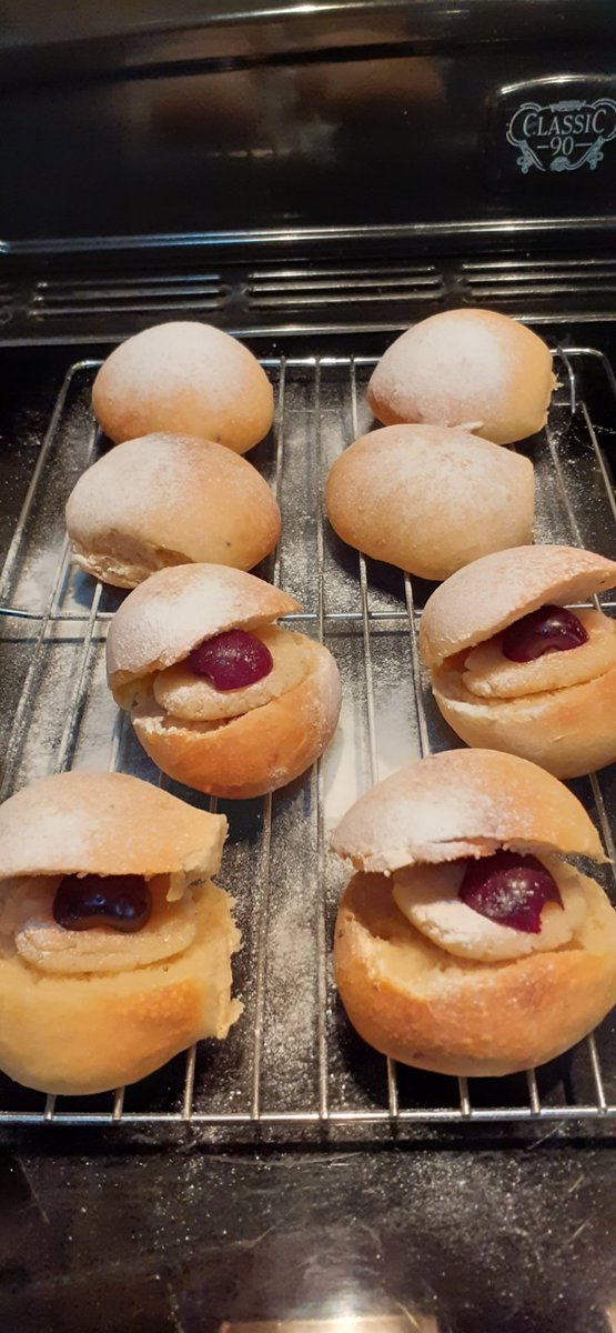 layingthetable's tweet image. Another recruit for #breadsperiment @BreadBakerDani - these are the buns I made using the liquid from fermented grapes.