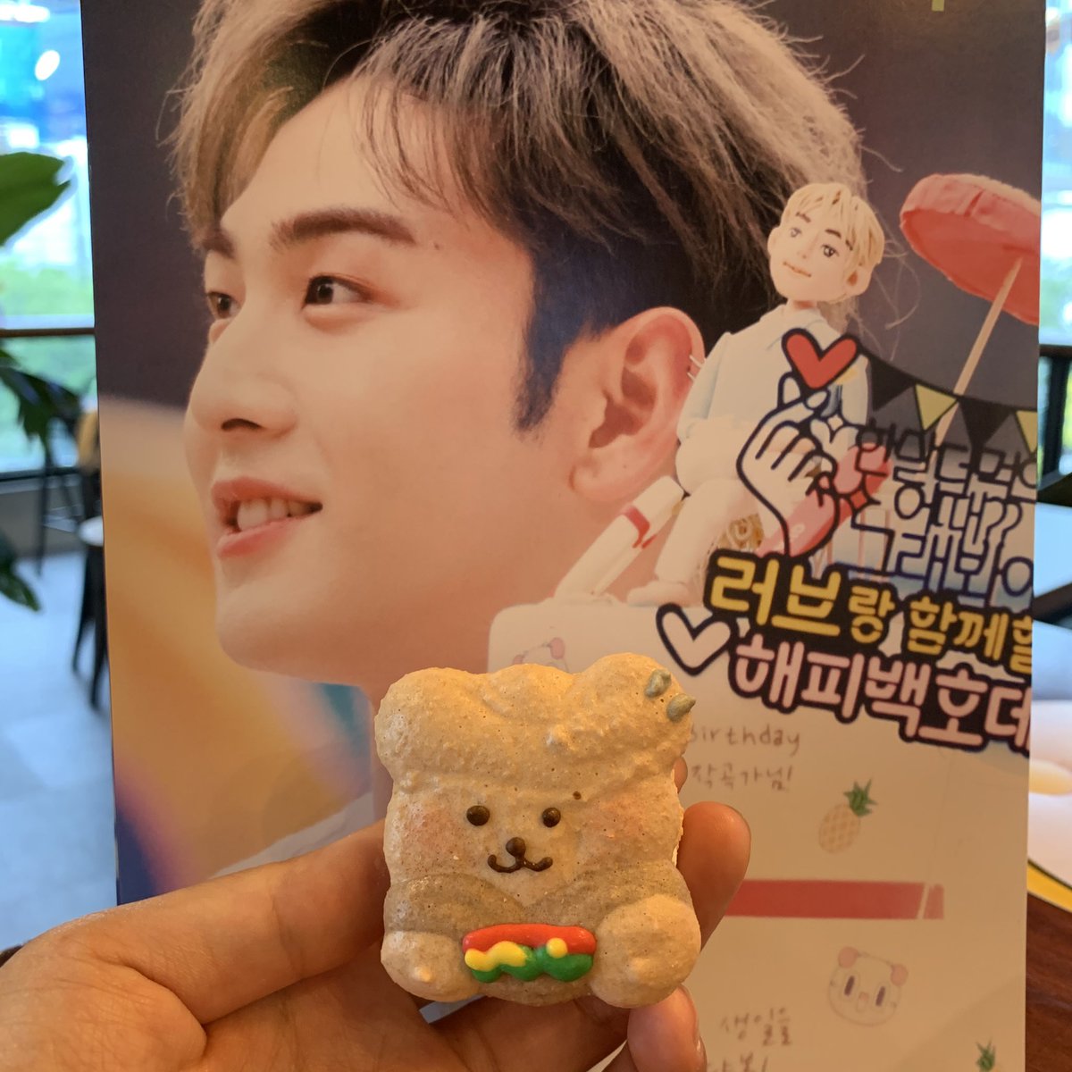 woodong_0721's tweet photo. 홍대 앤디스커피❣️
넘넘 귀여운 빵꼬미🥰 
여름이라구 제 빵꼬미는 태닝 했나바여😆
참! 꼭 윗층올라가서 사진보구 엽서도 써야해요!! 전 하마터면 영상만 보다 갈뻔했거둥요😅예쁜 동호가득해서 너무 좋았던곳❣️
#HAPPY_SUMMER_BOY
#동호와_해피_FLEX
@feelme721 https://t.co/OLhaz0PeNO