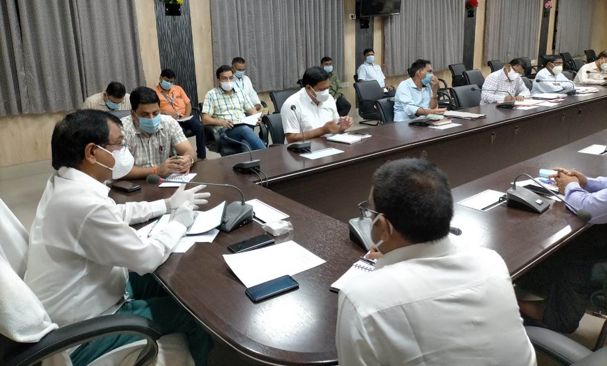 DMKanpurDehat's tweet photo. कानपुर देहात जनपद जिलाधिकारी राकेश कुमार सिंह कोरोना संक्रमण की रोकथाम के सम्बन्ध में कलेक्टेªट सभाकक्ष में सभी एसडीएम, सीएमओ, ईओ आदि के साथ समीक्षा बैठक करते हुए साथ में सीडीओ जोगिन्दर सिंह आदि
@UPGovt 
@CMOfficeUP 
@ChiefSecyUP 
@CommissionerKnp 
@InfoDeptUP https://t.co/gxYN2nyBan