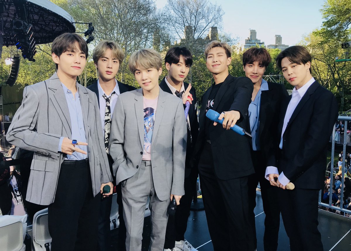 gmaknaejeonkook's tweet photo. ‼️ GIVEAWAY ‼️ 
 🇵🇭PH ONLY🇵🇭

see photos below for the MECHANICS 

RT/LIKE ang tag your moots :)

GOODLUCK!💜 

There will be 2 winners for this GA

Winner 1: 
Prize: Unsealed BTS LY: Tear Album (without PC and poster

Winner 2: BTS UNOFFICIAL MERCHS!! https://t.co/WLwyBuapqF