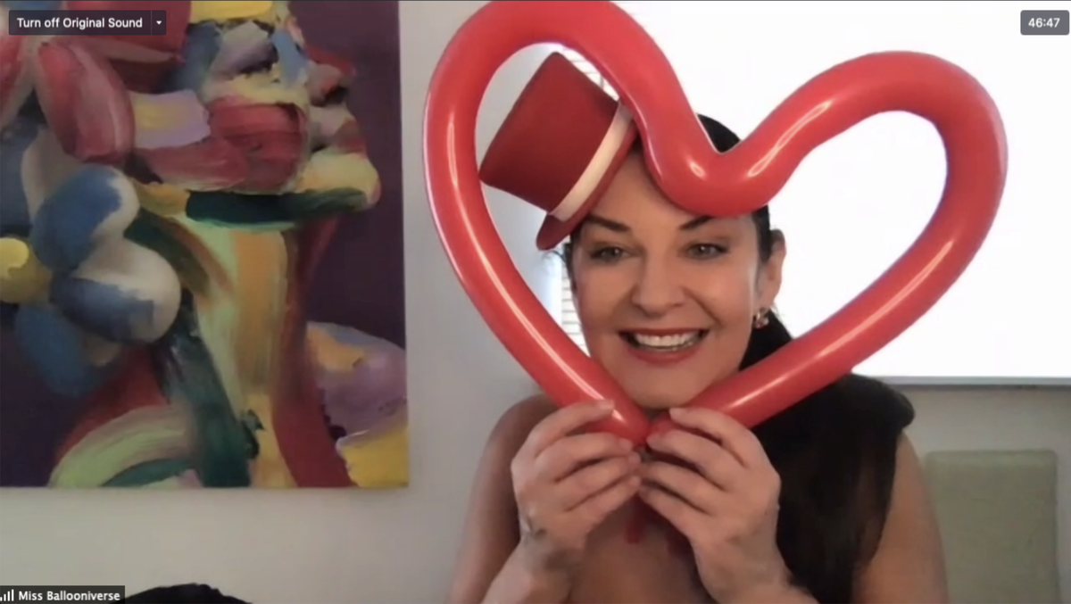 MsBallooniverse's tweet photo. My lovely clients shared a screenshot of my Zoom balloon class
#balloonartist #zoomentertainment #balloonmodeller https://t.co/juXJKusqBM