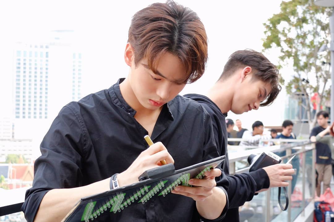 Mimmyya3's tweet photo. "ยิ้มเมื่อมองดูรูปที่ถ่ายด้วยกัน 2 คน"
ถึงจะต่างกันตรงที่เกิดขึ้นในนิยายและเกิดขึ้นในชีวิต แต่ฟิลก้อคือคนๆเดียวกัน  
โอ้ย..คลั่งรักทั้งสารวัตรและไบร์ทเลยเว้ย 
#bbrightvc
#ไบร์ทวิน 
#winmetawin https://t.co/7lpo5wZhvz