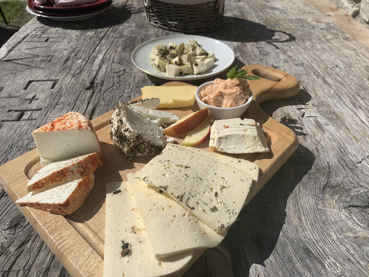 kaesekommissar's tweet photo. Garneratal
#slowtravel in #Vorarlberg comes mostly with #slow cheese
#surakees #bergkäse #Alpkäse #Butter #Joghurt #topfen #molke #sig #milch #rohmilch #rawmilk #wandern #natur #nature #montafon #garnera https://t.co/t2YwpYsytz