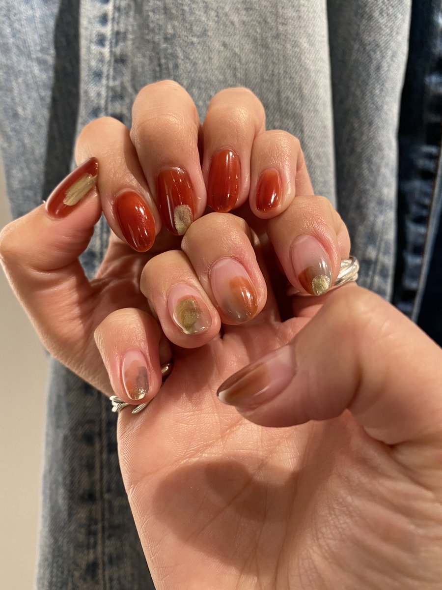 Ungrid新潟ビルボード店 Staff Nail Yuki S Nail 定番化してきた左右非対称ネイル 透け感のあるブラウンオレンジ のワンカラーと先端に淡いくすみブラウンやブルーを乗せ全体的にawを意識してます Ungrid Ungrid新潟ビルボード