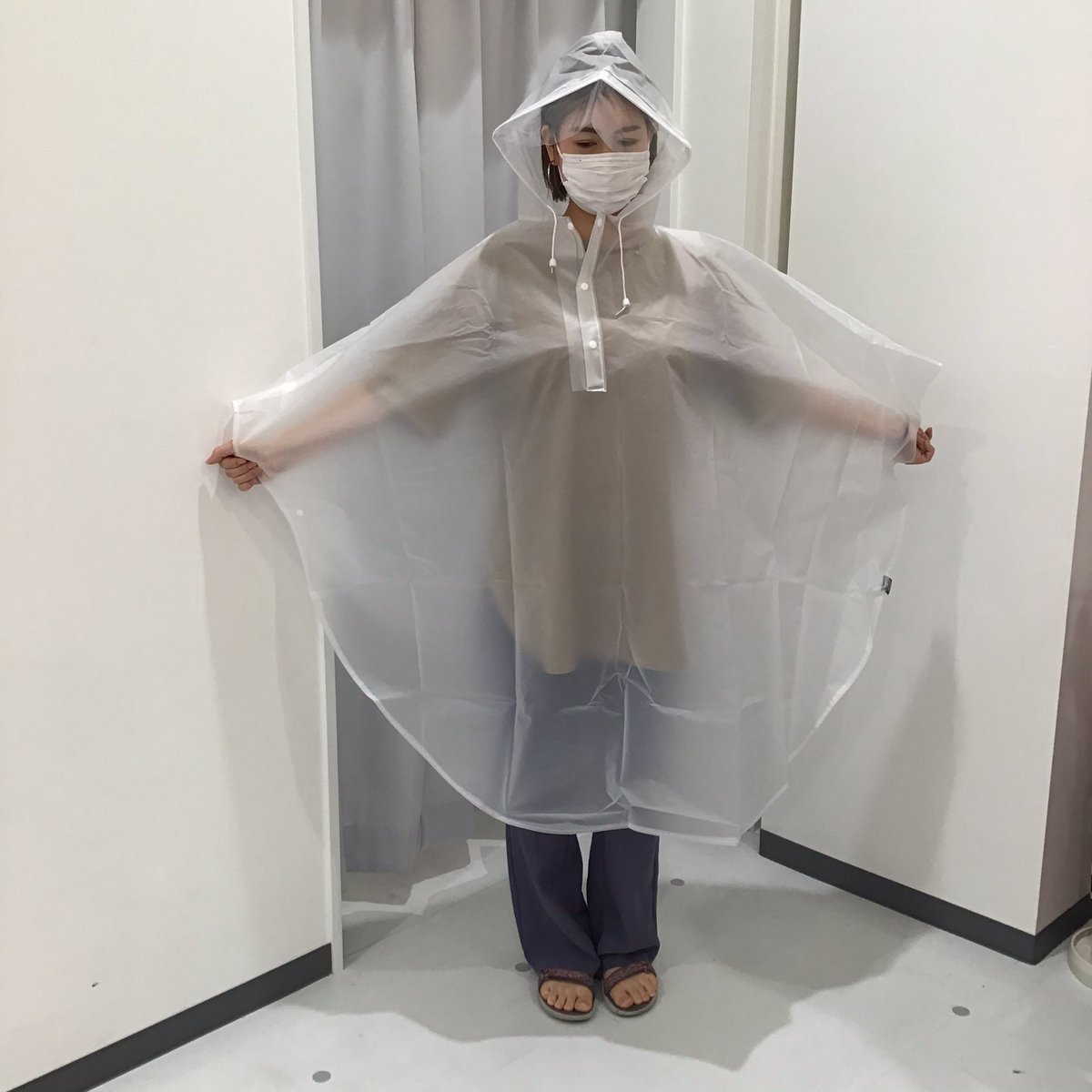 サンキューマートららぽーと甲子園店 No Twitter 入荷情報 雨の日に大活躍 レインコート レインポンチョが入荷致しました どちらも大人用 ユニセックスのサイズとなっております レインコートは大きなリュックを背負っていてもそのまま来れる