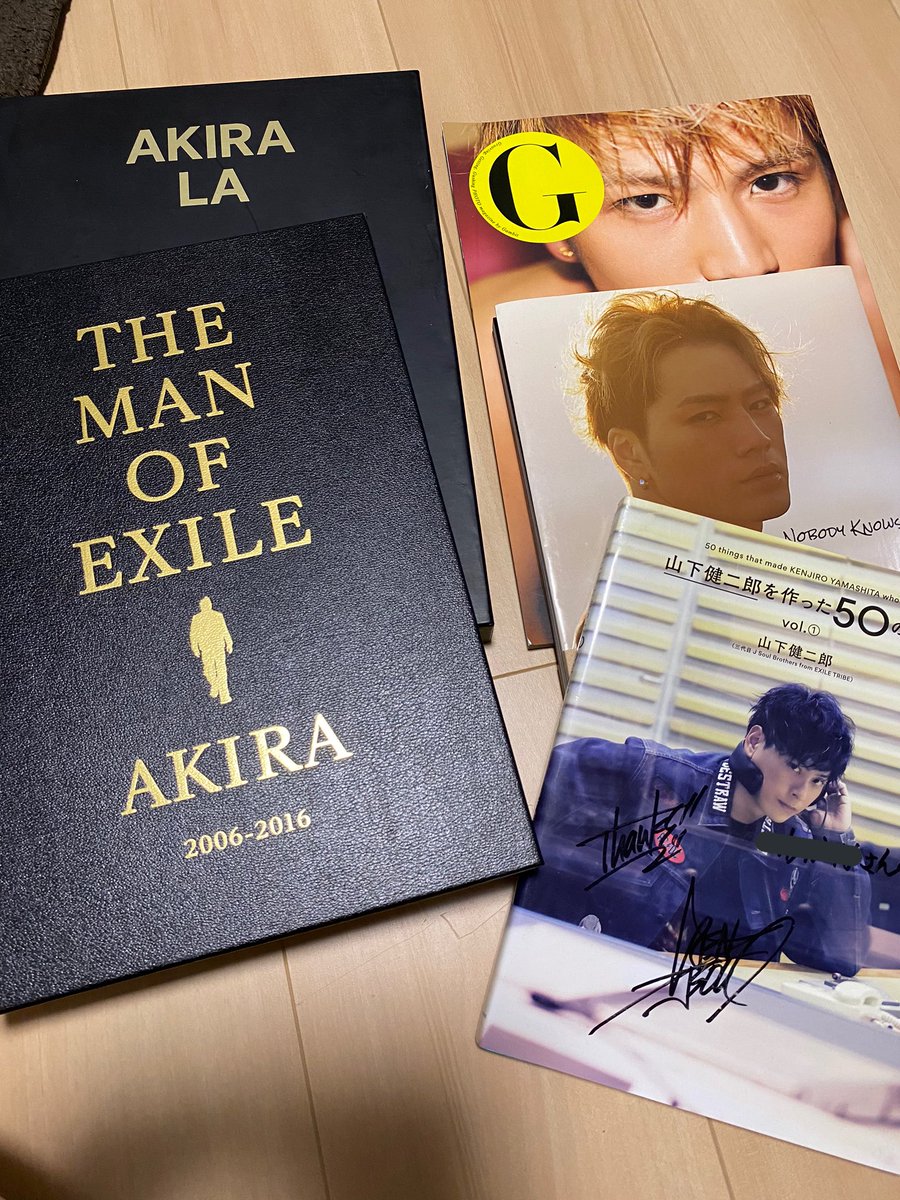 R__823_'s tweet photo. 引越し準備してたら
出てきたんだけど、行き場がないから捨てることになるので、（送料だけで）誰か貰ってくれませんか？？
健二郎のんは名前入ってしまってますが、サイン入りです。
名前同じ方でももしよかったら💦 https://t.co/7b1Ly7D0eO