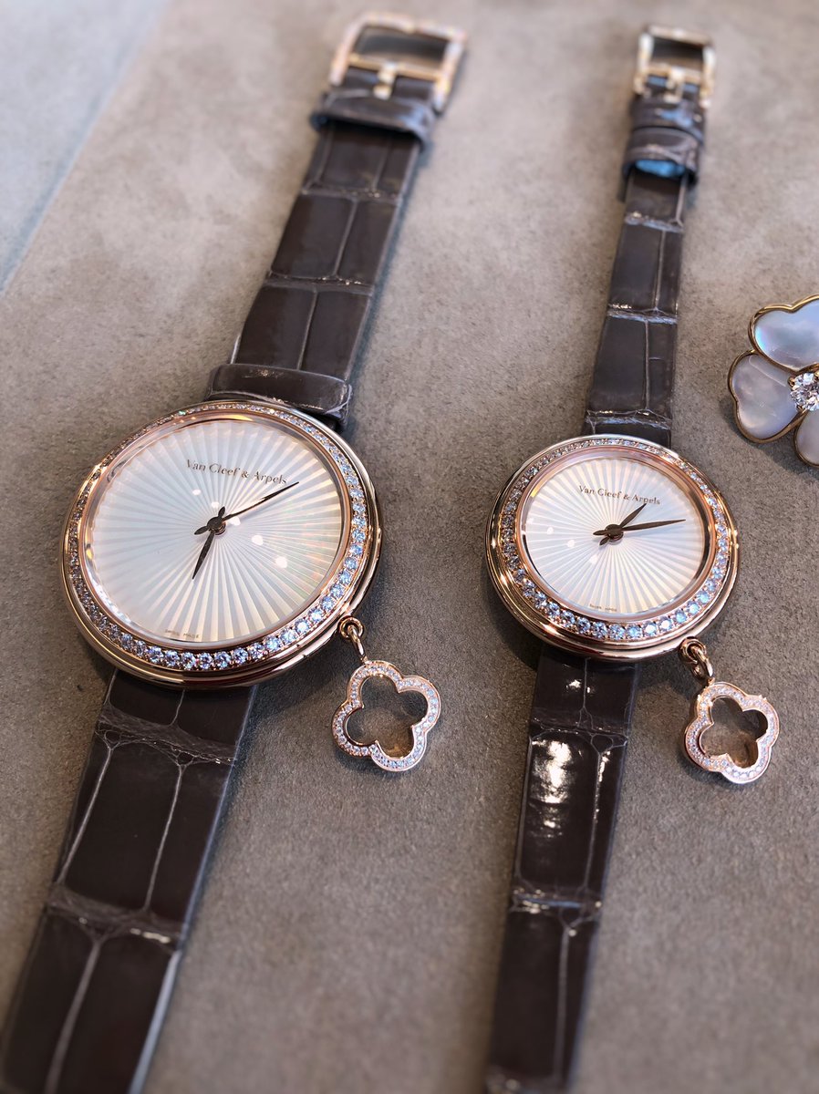 和樂 雑誌 公式 در توییتر 回転するチャームがかわいいヴァン クリーフ アーペルの時計 チャーム コレクション に新作が 丸みを帯びたケースに ギヨシェ彫りを施したマザーオブパールの文字盤がエレガントな チャーム クローバー は 日本先行発売 文字盤の中
