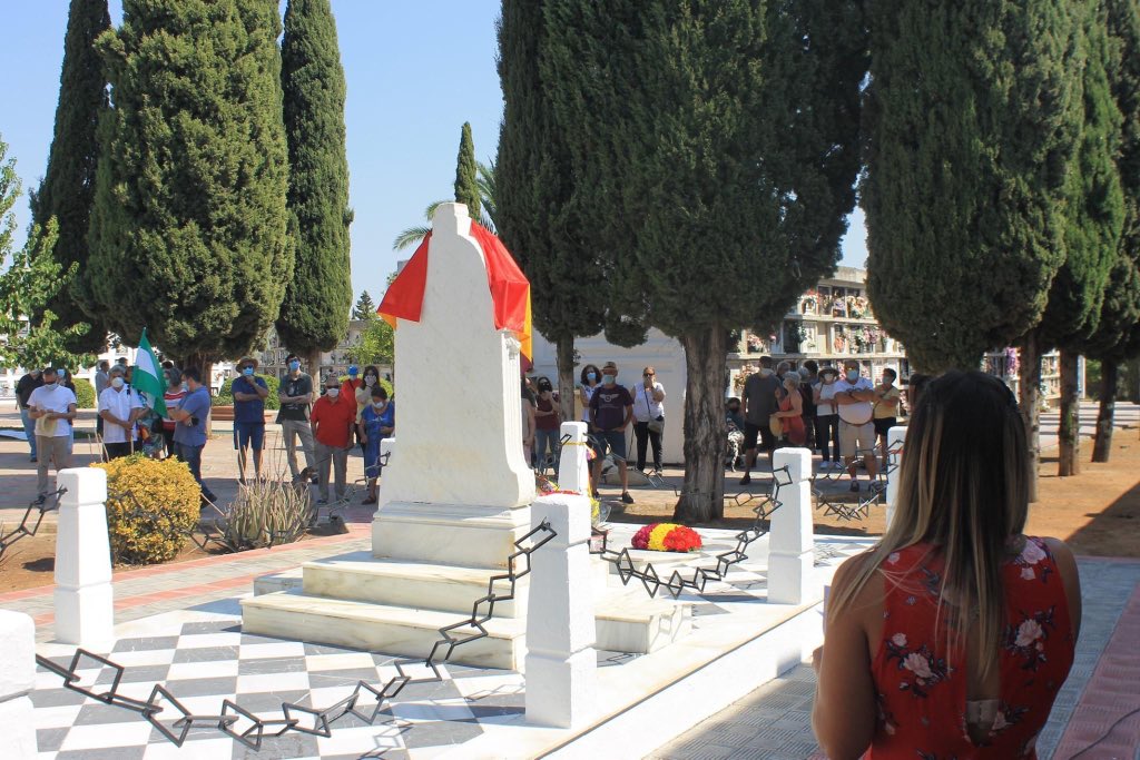 smoralesmontes's tweet photo. 🔻Más fotos para el bonito y emotivo recuerdo del acto homenaje a Manuel Benítez Rufo y a todas las víctimas del franquismo, el pasado sábado 18 de julio #CamaradaJusto #LosImprescindibles #VivaLaRepública ✊ https://t.co/CDqNUlxrKu