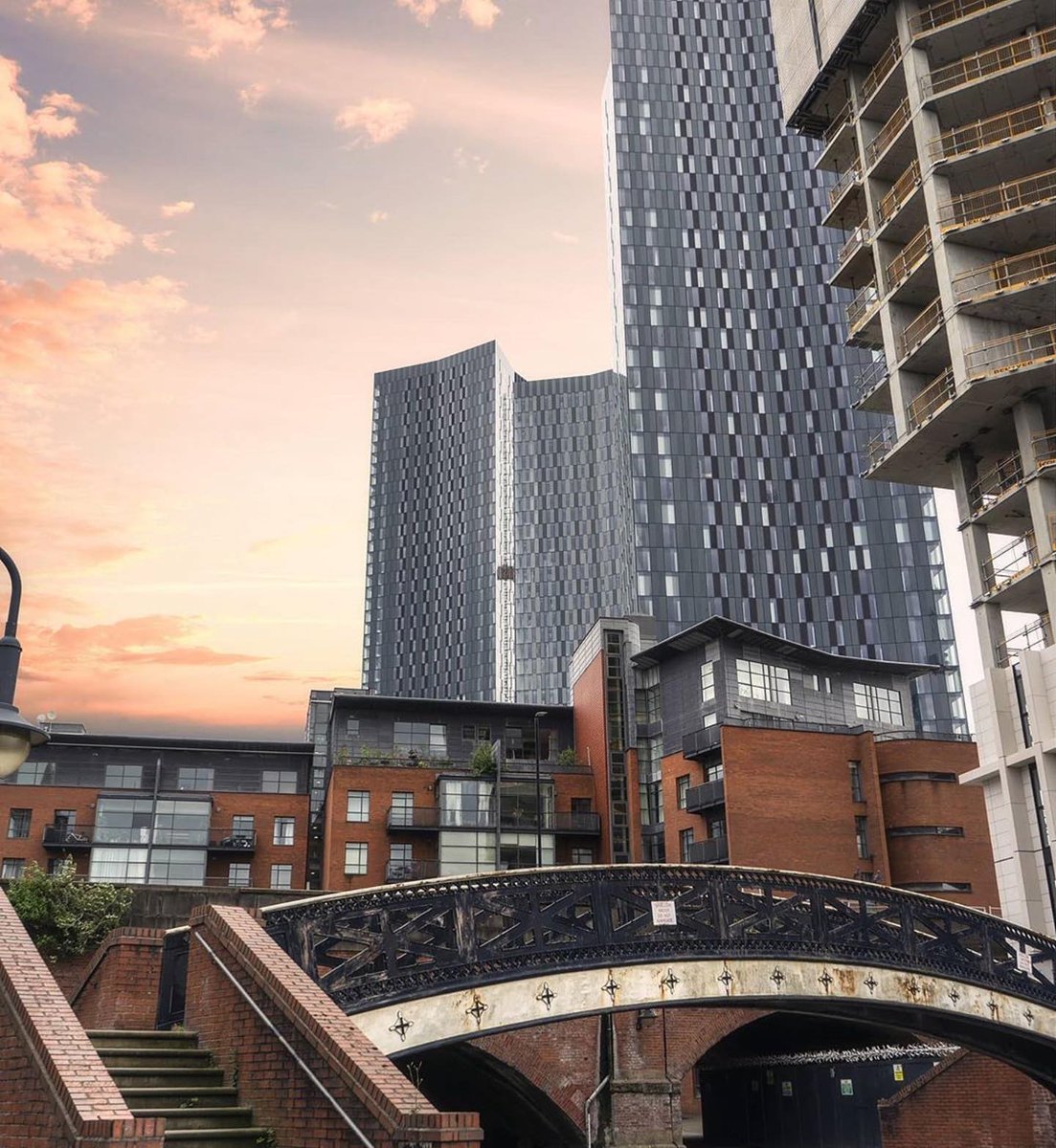 McrPulse's tweet photo. Golden hour  Image from scollo.alessandro 
.
.
#manchestereveningnews #mcruk #manchesterarchitecture #TfGM #MCRMetrolink #manchester #igersmcr #thisismcr #bestofmcr #urban 
#amagazinemcr #ilovemcr #manchestergram #manchesterlife #manchestercitycentre #cityscape #citygram #visitm https://t.co/x10KZ85bIt