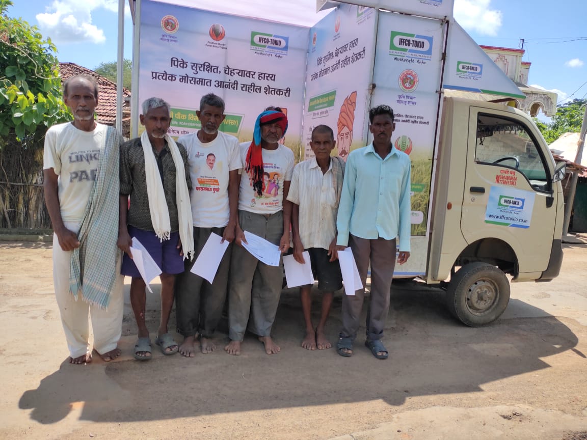 IFFCO__TOKIO's tweet photo. IFFCO-TOKIO's team reaching out to the farmers of Maharashtra district Yavatmal, Amravati, Thane, Sindhudurg, Gadchiroli, Ratnagiri, Nanded through its #PMFBY #VanCampaign.
#MuskurateRaho #PMFasalBimaYojna #GovernmentOfMaharashtra #NitiAayog #GovernmentOfIndia https://t.co/YAz8fEsXYM