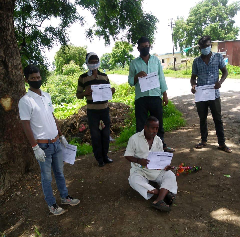 IFFCO__TOKIO's tweet photo. IFFCO-TOKIO's team reaching out to the farmers of Maharashtra district Yavatmal, Amravati, Thane, Sindhudurg, Gadchiroli, Ratnagiri, Nanded through its #PMFBY #VanCampaign.
#MuskurateRaho #PMFasalBimaYojna #GovernmentOfMaharashtra #NitiAayog #GovernmentOfIndia https://t.co/YAz8fEsXYM