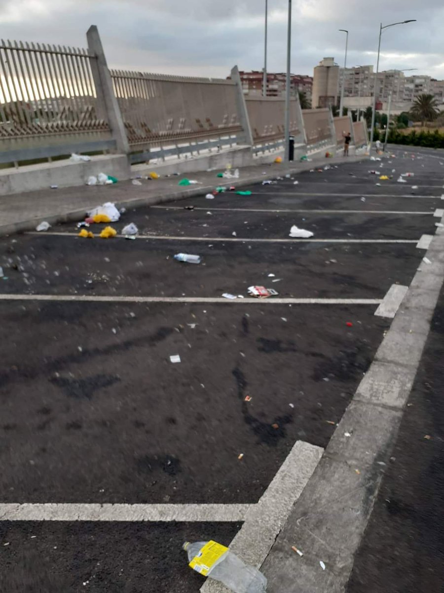 marina_bgo's tweet photo. Irse de botellón con los amigos ✅

Ser cívicos y recoger VUESTRA BASURA ❌ https://t.co/B6P1VvFIli