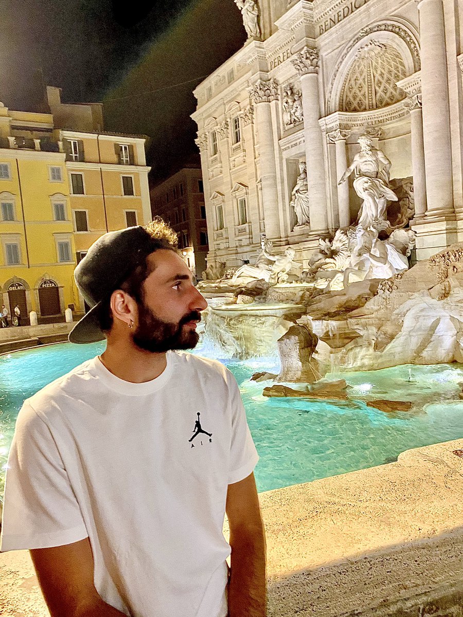 TheTameto91's tweet photo. Vorrei rubare i desideri a Fontana di Trevi
Abbiamo stesso sangue, no, non serve che mi spieghi
Te dimmi dove sei mi faccio tutta Roma a piedi https://t.co/W28n6j7ep4