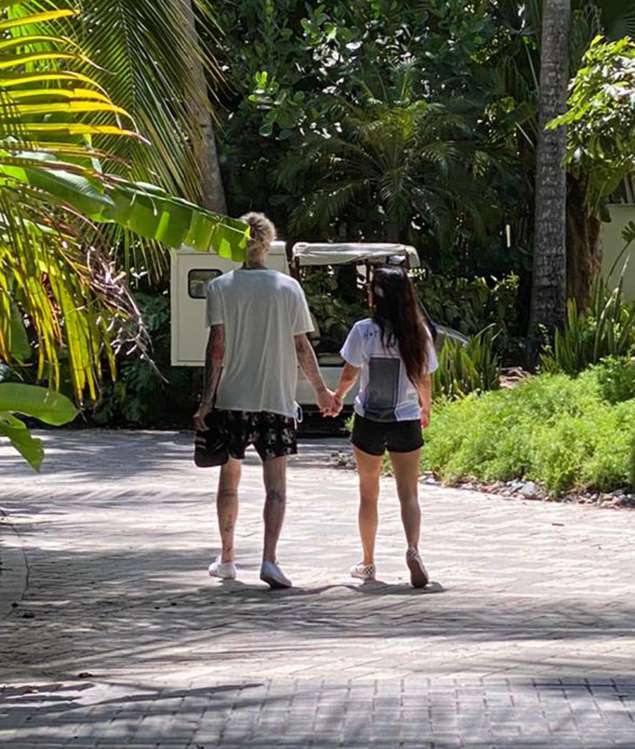 Ipost123's tweet photo. #MeganFox and #MachineGunKelly in Puerto Rico... They look cute, don't they?! 
Also don't miss the adorable should kiss ❤️
Source: MSN
Image rights: Mega https://t.co/DSxCUP9WLD
