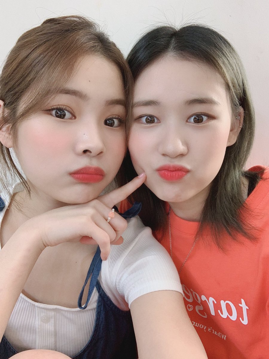 WekiMeki's tweet photo. 내가 많이 좋아하는 해림언니💗
이번에도 함께 생일 축하해 줄 수 있어서 너무 좋았어요 >< 생일 축하해요 💕🥰 
#엘리나 #🦊🦄 #HBDH https://t.co/TvbyxVKbjw