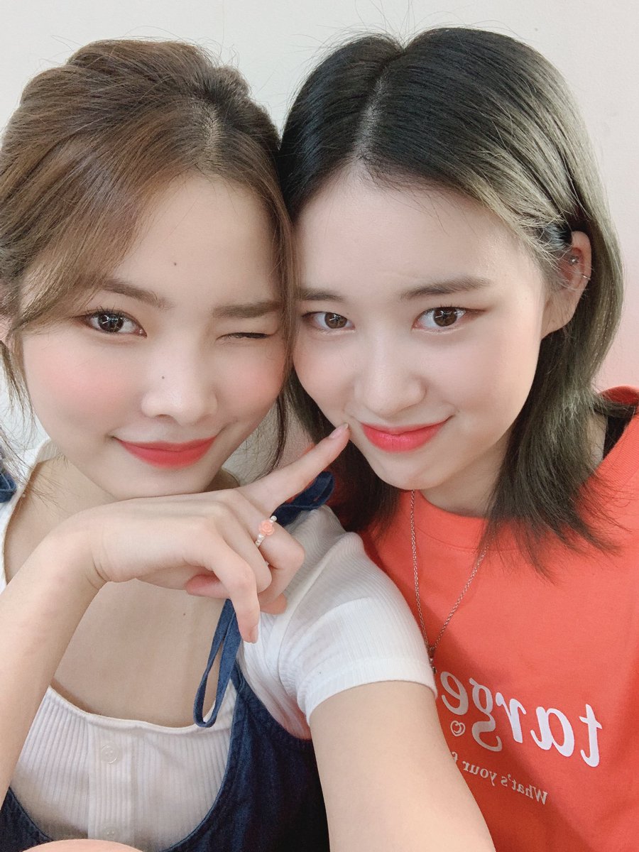 WekiMeki's tweet photo. 내가 많이 좋아하는 해림언니💗
이번에도 함께 생일 축하해 줄 수 있어서 너무 좋았어요 >< 생일 축하해요 💕🥰 
#엘리나 #🦊🦄 #HBDH https://t.co/TvbyxVKbjw
