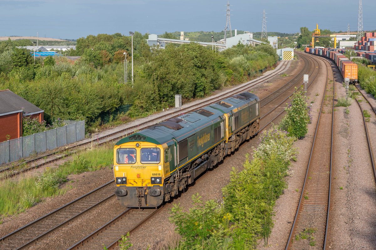 Roads_And_Rails's tweet photo. A pair of class 66's pass the container terminal in Stourton, Leeds #class66 #freightuk #railway #train https://t.co/kf20RHU1Lc
