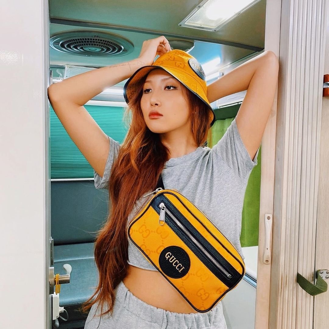 MoomooITALIA's tweet photo. [200720] #Hwasa 📸
hw_add._.b

I capelli lunghi di Hwasa sono di #addbhyunwoodirector #addbjungmodirector

#hairextensions sono #addb @.gucci #gucci

🔗 https://t.co/QhH9kEcJ5C

@RBW_MAMAMOO https://t.co/2Mgrc8RY12