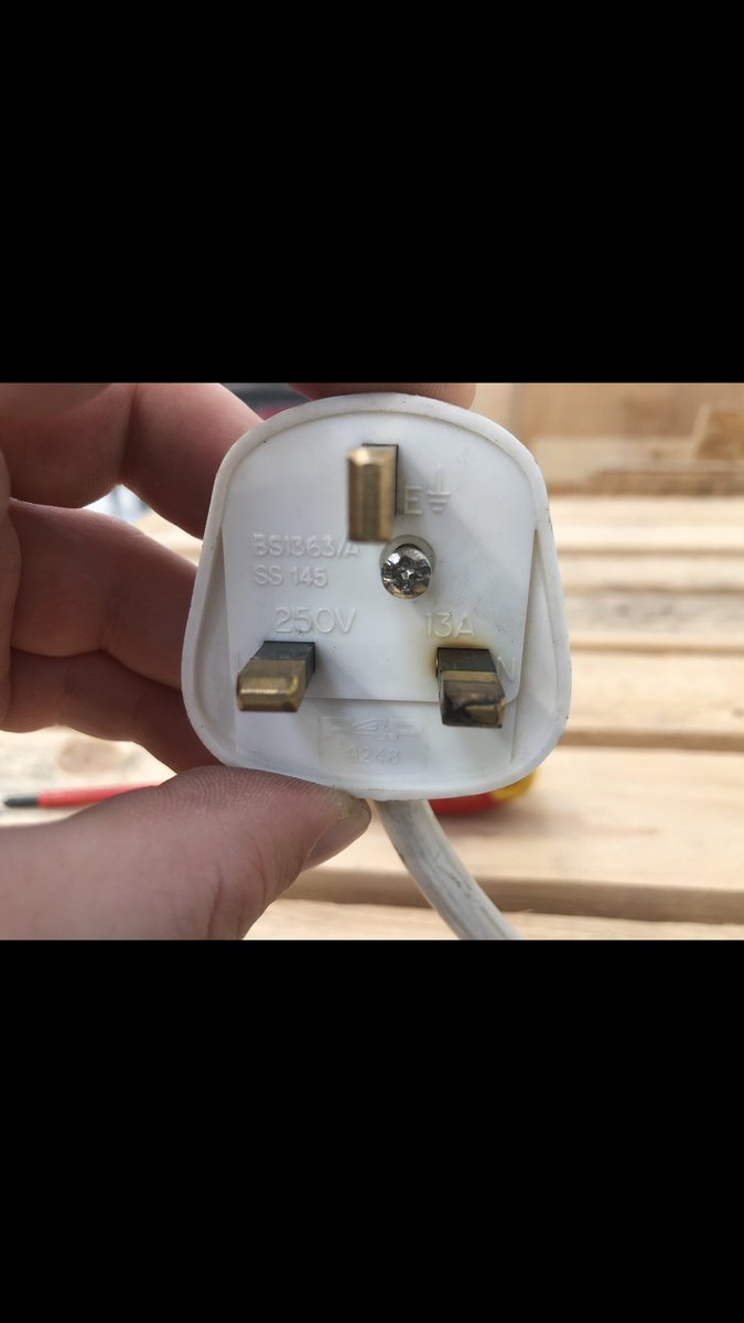 pat_rts's tweet image. Good morning, shocking find in a public house in Bath this morning. Staff didn&apos;t notice or smell anything. This proves how important it is to carry out PAT Testing/ electrical equipment inspections. Finding this today potentally prevented a electrical fire and saved lives. #bath