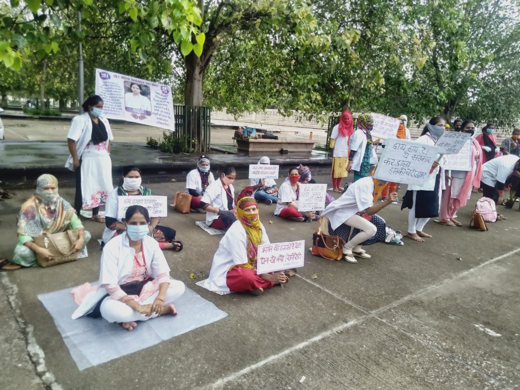 Anubhav_Abs8687's tweet photo. कोरोना संक्रमण की परवाह किए बगैर अपनी ड्यूटी को बखूबी निभाने वाली 181 महिला हेल्पलाइन कर्मियों को पिछले1वर्ष से बकाया मानदेय न देना शर्म की बात है। 
सरकार तत्काल सेवा प्रदाता एजेंसी से बात कर बकाया मानदेय का भुगतान सुनिश्चित कराए सरकार
@myogiadityanath @myogioffice @IncAjayBaagi https://t.co/iKgxFWPncW