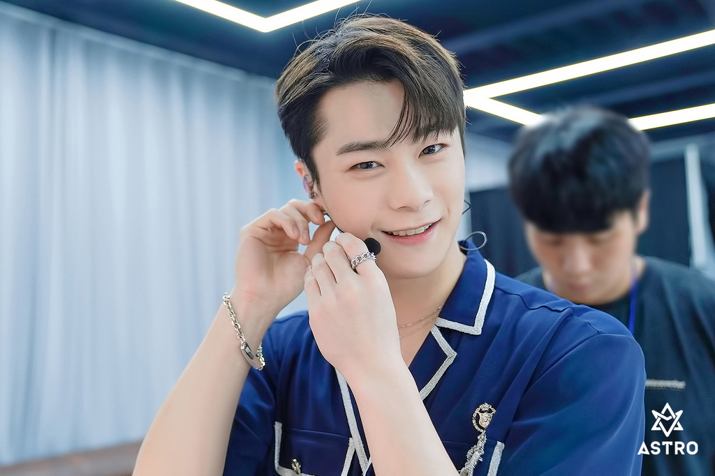 [  #문빈  #MOONBIN  #아스트로    #アストロ  #ASTRO   ]