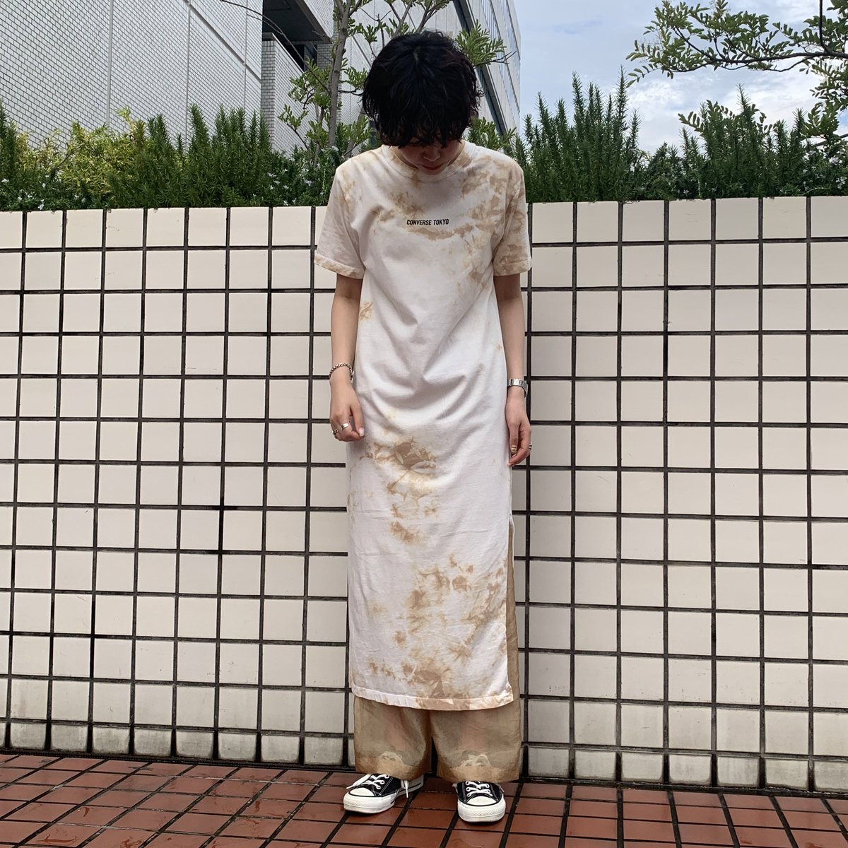 Converse Tokyo A Twitteren 新作 トレンドアイテムのご紹介 トレンドのタイダイ柄を使用したtシャツワンピースが入荷しました 片方にスリットが入っているので パンツやスカートをレイヤードするスタイルがおすすめです タイダイワンピース Color Beige