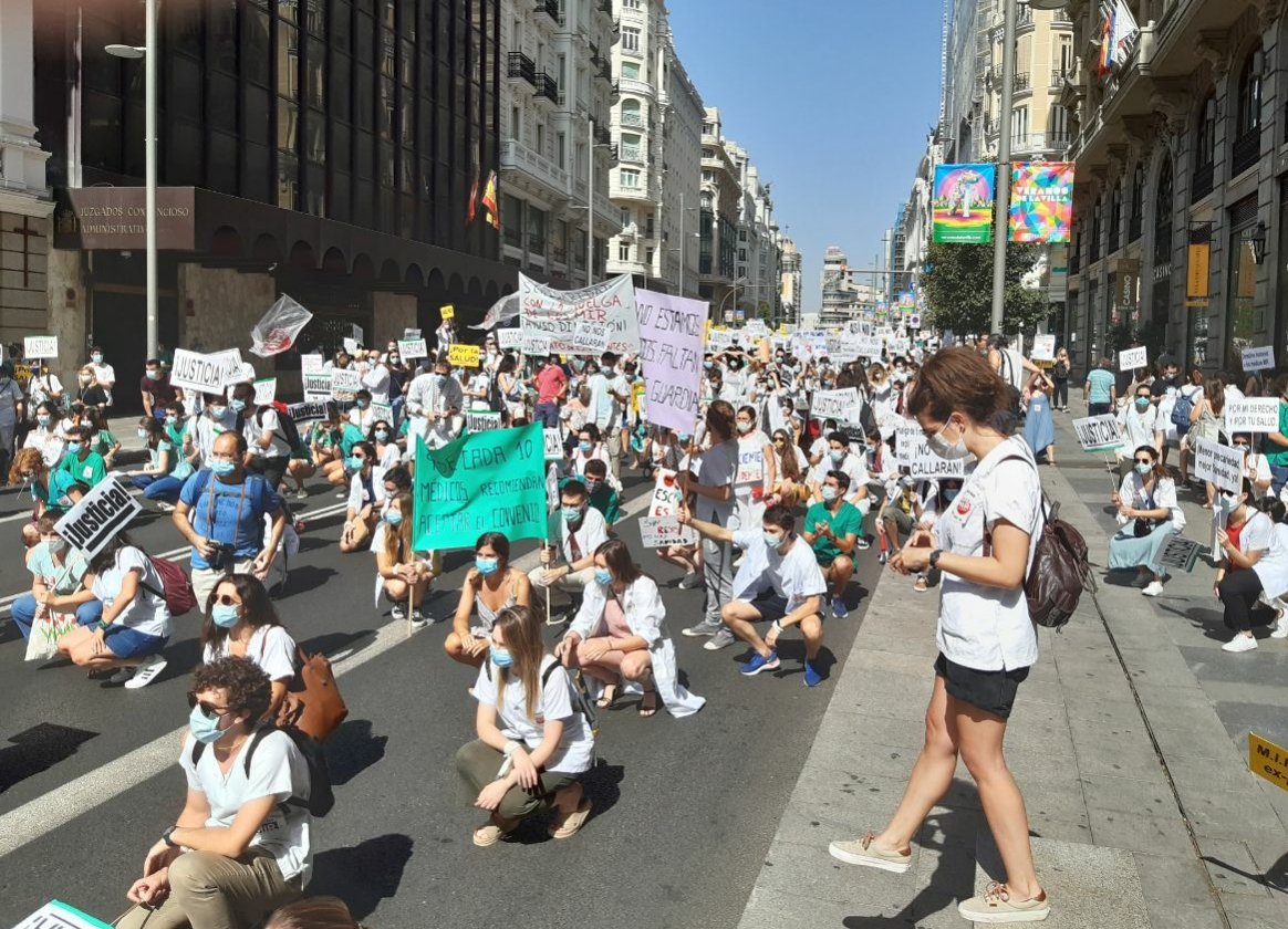 ElSaltoMadrid's tweet photo. Los MIR llenando la Gran Vía de protesta en la segunda semana de huelga. Son mileuristas y llegan a hacer más de 30 horas seguidas. Piden condiciones laborales y de formación dignas. @huelgamirmadrid https://t.co/6dTINDHuhw
