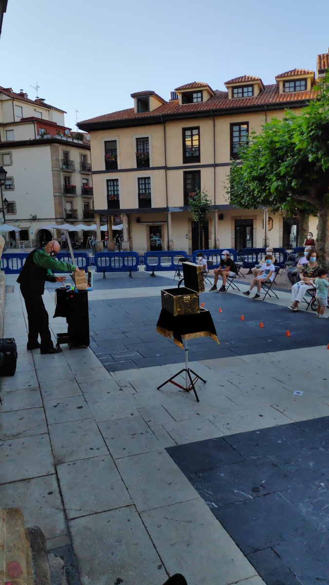 Norber y RJ estuvieron dándolo todo para el grupo de viandantes que, por arte de magia, se convirtieron en espectadores de pequeños imposibles y sucesos improbables.

Próxima cita: sábado, 25 de julio. EN LA LOSA.

 Acercate y practica el ojiplatismo.

oviedomagico.es