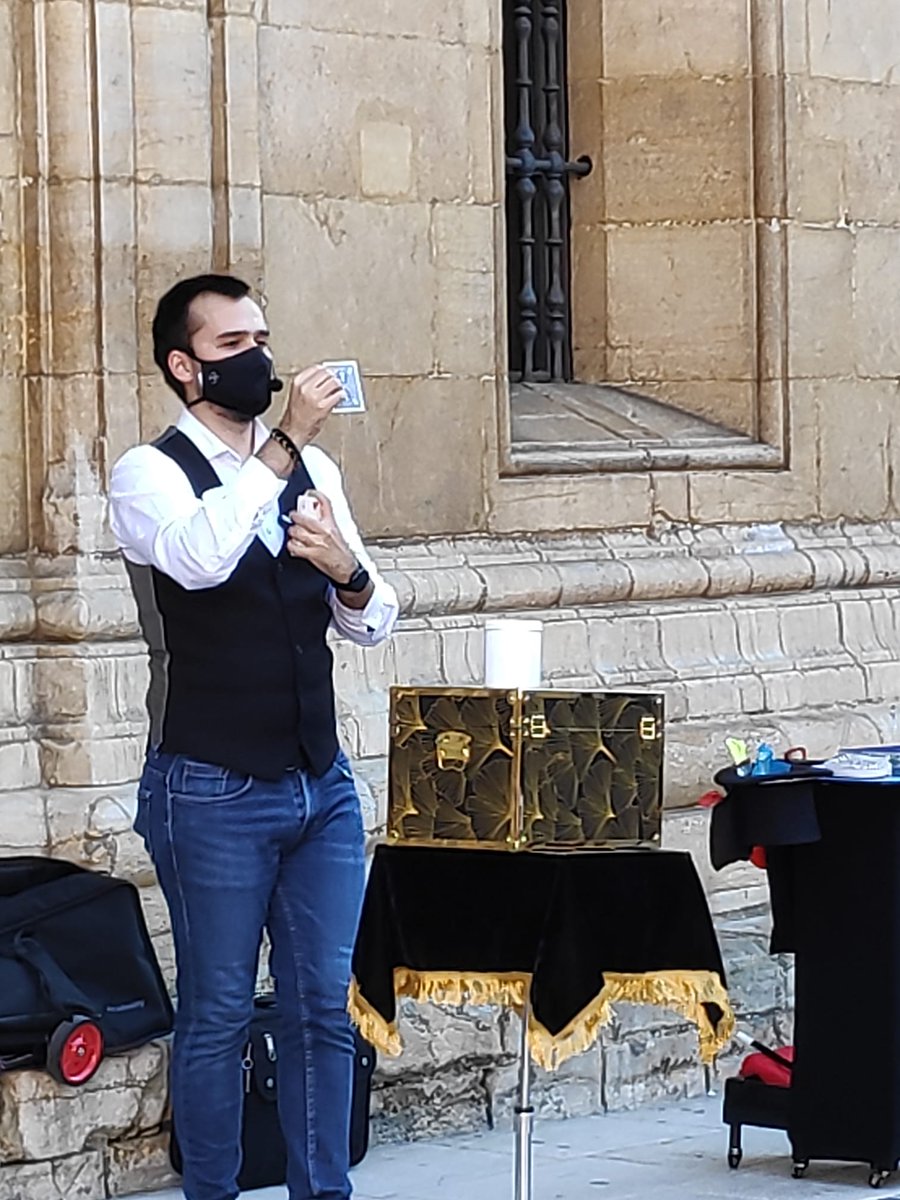 OviedoMgico's tweet photo. Norber y RJ estuvieron dándolo todo para el grupo de viandantes que, por arte de magia, se convirtieron en espectadores de pequeños imposibles y sucesos improbables.

Próxima cita: sábado, 25 de julio. EN LA LOSA.

 Acercate y practica el ojiplatismo.

https://t.co/5FbIzkbGvA https://t.co/WtDLRkqn0a