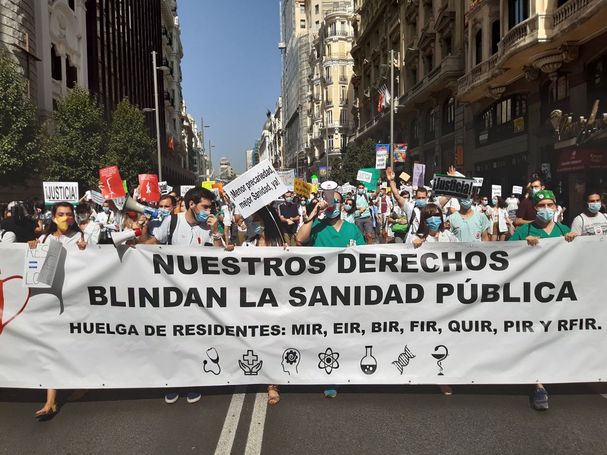 ElSaltoMadrid's tweet photo. Los MIR llenando la Gran Vía de protesta en la segunda semana de huelga. Son mileuristas y llegan a hacer más de 30 horas seguidas. Piden condiciones laborales y de formación dignas. @huelgamirmadrid https://t.co/6dTINDHuhw