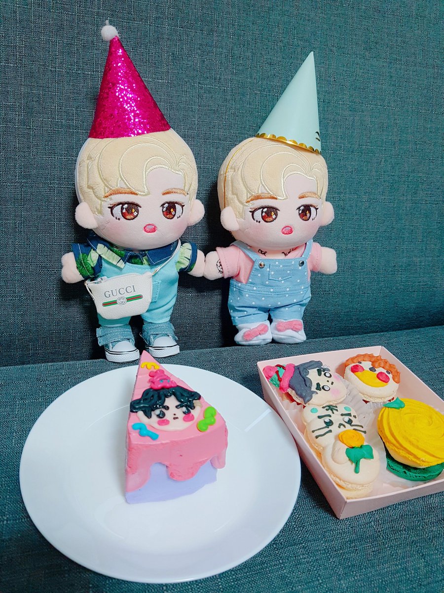 doll_doll_e's tweet photo. 짬이 안나서 못갈까봐 걱정했는데 포장해오신 밀리님 덕분에 한컷 찍고 모두 입으로😋💕 동호야 생일축하해💖

#동호생일_그냥은_아쉬우니까
#SOMMER_SOL_BAEKHO https://t.co/OY2lTcsWW9