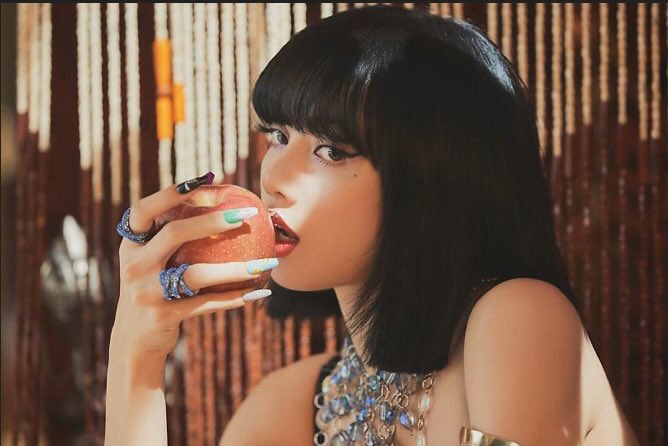_fluffylisa's tweet photo. LISA SO PRETTYYY #LISA #리사 https://t.co/jBGPcZyK9g