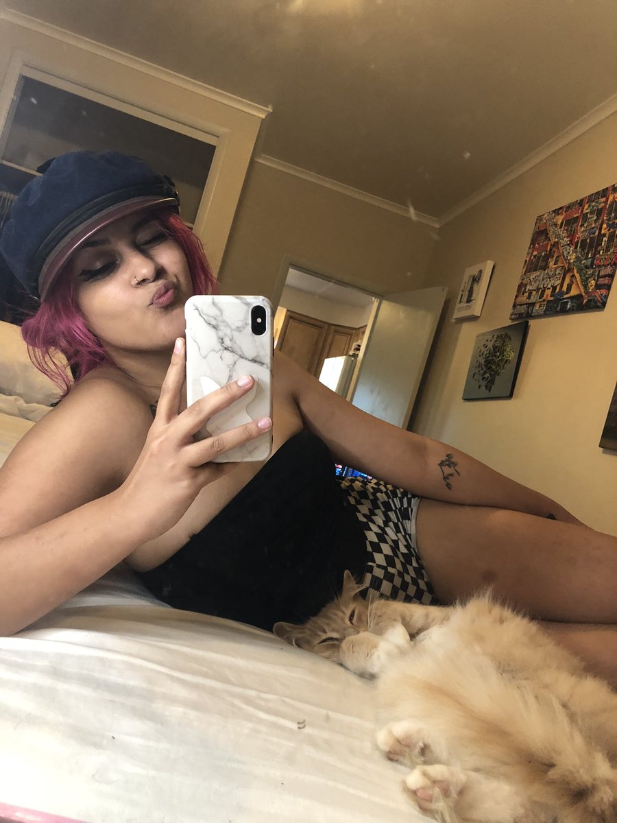 penelopemoans's tweet photo. Chillin with mr jack 🐱🍑 also i cant wait to finish painting my mirror https://t.co/V0TPa2cwkg