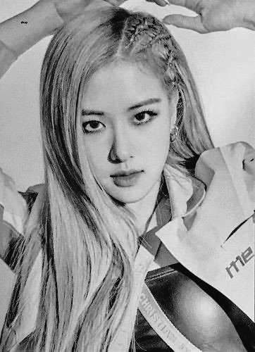 JENNIEHORMONES's tweet photo. GUNS &amp; ROSES 🥀

A JENLISA AU wherein three of the most great agents of NBI haunts down the leader of a big syndicate, La Familia, without knowing her name and what she looks like but everyone calls her, 𝑵𝒊𝒏𝒂𝒏𝒈 https://t.co/pRQH3WDsv3