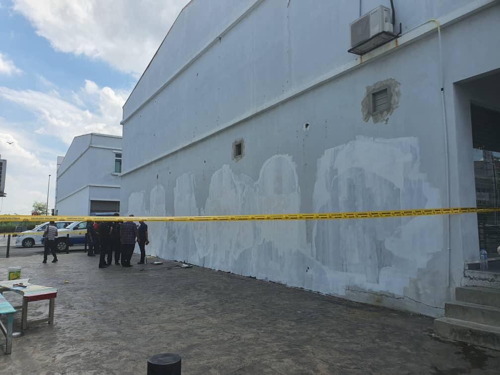 khairul_hafidz's tweet photo. Sedih saya lihat mural yang begitu cantik terpaksa dipadamkan akibat perlakuan vandalism orang yang tidak bertanggungjawab.

Moga pihak berkuasa dapat mencari pesalah ini dan dihukum. https://t.co/3BvJ0KBH0V