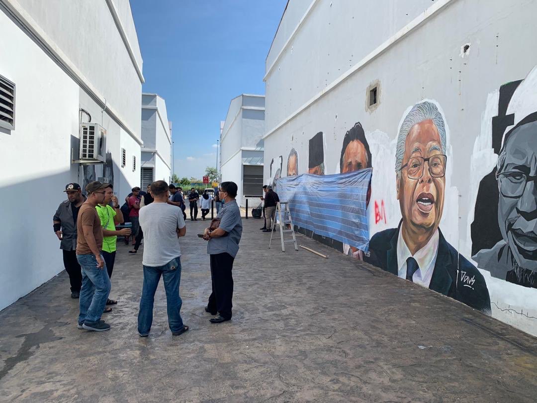 khairul_hafidz's tweet photo. Sedih saya lihat mural yang begitu cantik terpaksa dipadamkan akibat perlakuan vandalism orang yang tidak bertanggungjawab.

Moga pihak berkuasa dapat mencari pesalah ini dan dihukum. https://t.co/3BvJ0KBH0V