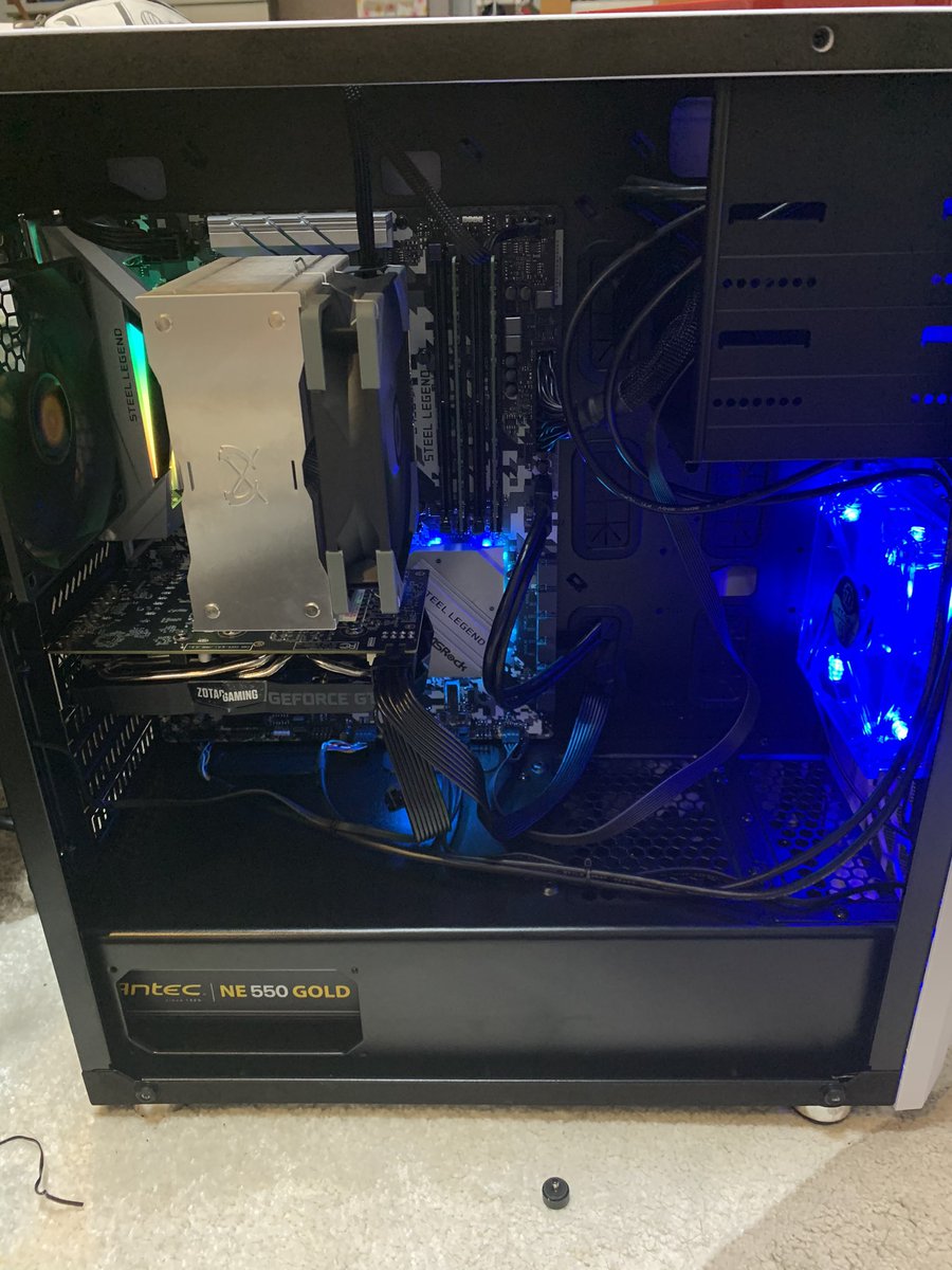 arimencreate's tweet photo. ずーっと欲しかったPC買いました！！
今回は自作PCに初めて挑戦！

夜中にずーっと格闘したけどなんとか完成したー笑
まだ、フロントパネルからイヤホンジャックはつながらないんですが(´；ω；｀)

普段MAC使いだったのでWindowsに鞍替えでいろいろ大変だろうけどこのPCでバリバリやるぞー！！ https://t.co/uNBR98MhCc
