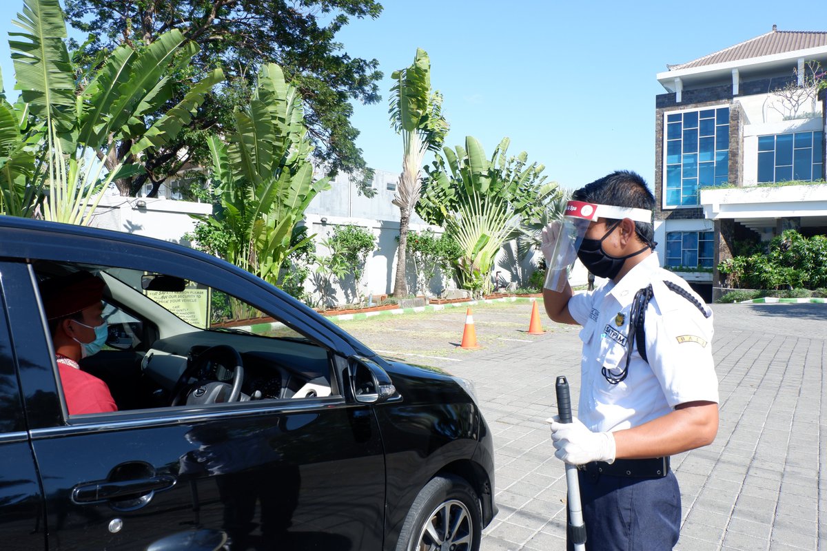 bhotel_bali's tweet photo. Not only in the lobby area, but starting from our security, will welcome you with health protocol.
.
.
#bhotelbali #bhotelbaliandspa #kutahotels #paynow #staylater #paynowstaylater #wonderfulindonesia #booknowstaylater #savenowstaylater #balinewnormal https://t.co/rzxU8exT8t