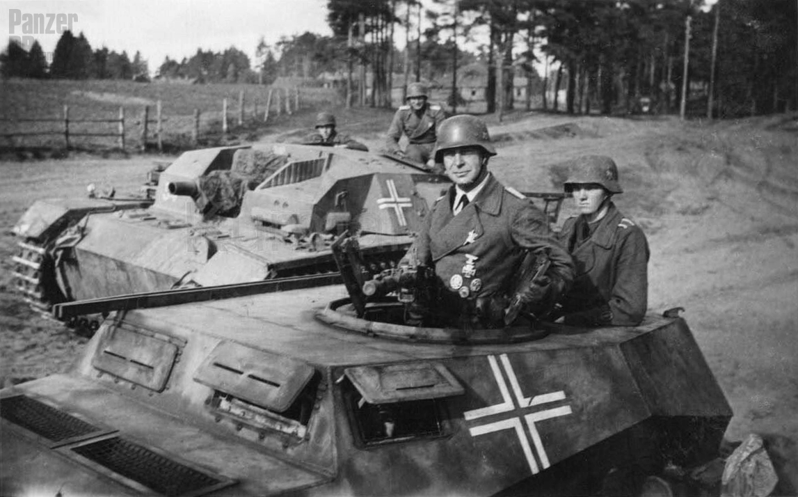 PabloMRCuevas's tweet photo. Fritz, ponte recto. Pulcritud y elegancia, que nos van a sacar unas fotos. ¿Se ven bien mis condecoraciones?
#WW2 #segundaguerramundial #SGM #2GM #IIGM #HISTORY #historia #tank #assaultgun https://t.co/j2XEulMy9M