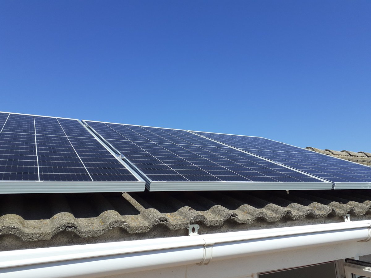 SomEnergiaBages's tweet photo. Les instal.lacions del #plantersolar🌱☀️ van avançant i ja arriben al #Bages sud! Aquesta, a #SantVicençdeCastellet 👇#autoconsum #renovables #SVCastellet https://t.co/yUki9Bg64r
