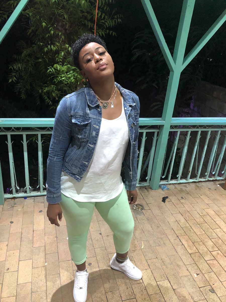 ketty_saint's tweet image. Kilèm fè foto sa menm 😂✊🏿😂🤣