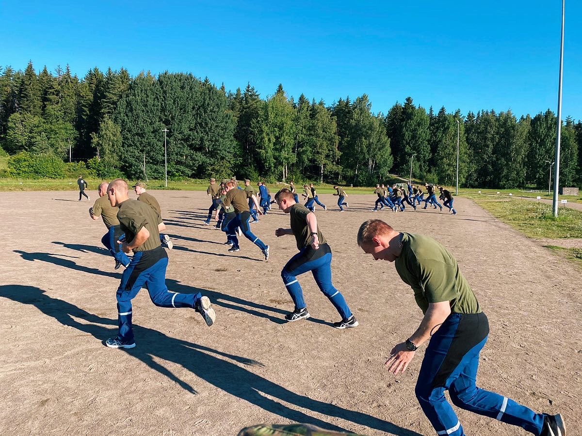 PanssariPR's tweet photo. Fyysisen toimintakyvyn mittaamisella selvitetään lähtötaso ja seurataan kehittymistä.
Autokomppanian alokkaat suorittivat eilen Cooper-testin 🏃

Kuntotestit pidetään vähintään kahdesti: alussa lääkärintarkastuksen jälkeen  toinen yleensä ennen pääsotaharjoituksia.
#PARHP #autok https://t.co/5cWOdGLEFO