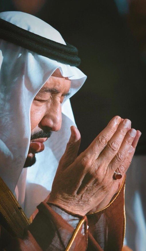 al_bsaem's tweet photo. تمرض وتمرض السعودية كلها معك😭 عساك من طويلين الأعّمار وياعسى العافية تحتويك💚.
#خادم_الحرمين_الشريفين 
#سلامتك_يا_ابوفهد #الملك_سلمان https://t.co/Yvmsx4YEEx