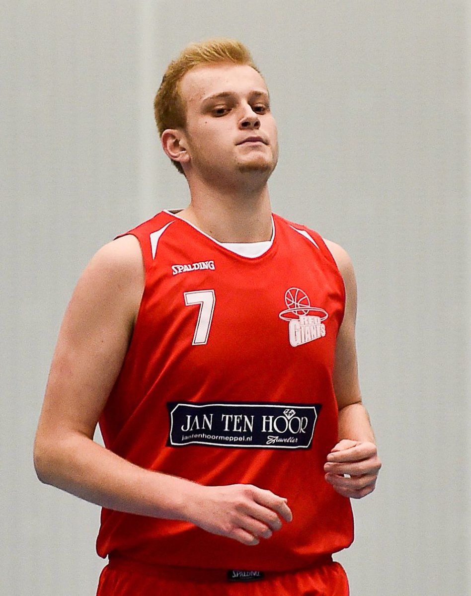 Red Giants heeft versterking vastgelegd in de Meppeler forward Yarno Jager. Yarno is jarenlang speler bij Red Giants geweest. Vorig jaar kwam hij uit voor de Black Horns uit Meppel. Het aankomende seizoen zal Yarno weer het rode shirt dragen en in het 1e spelen van Red Giants.