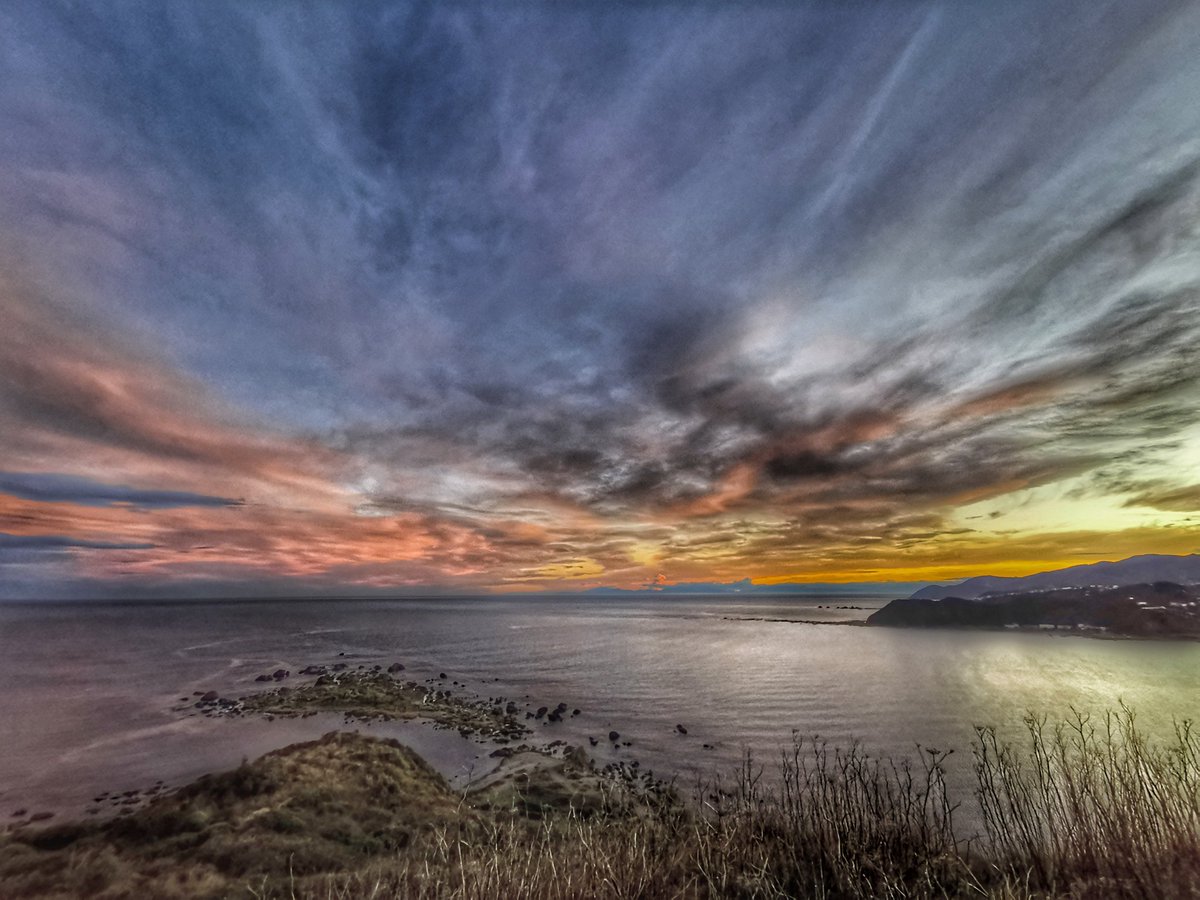 WildBayNZ's tweet photo. The every Changing colours of tonights sunset over the Cook Strait from Moa Point. It's been a while since I saw so much of the South Island. @WeatherWatchNZ #Evening #Sunset #CookStrait #MoaPoint #WeatherWatch https://t.co/PEYM5j2uRZ