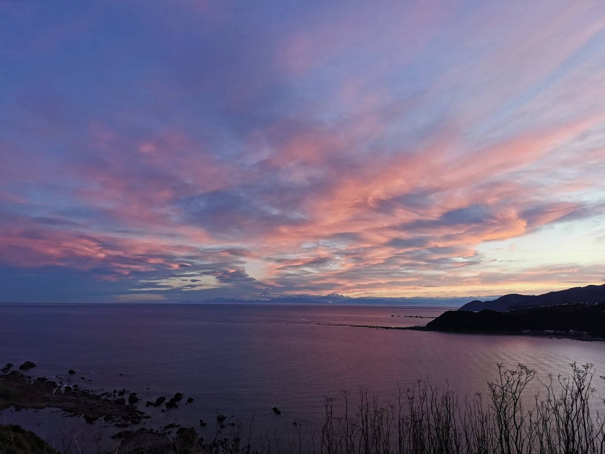 WildBayNZ's tweet photo. The every Changing colours of tonights sunset over the Cook Strait from Moa Point. It's been a while since I saw so much of the South Island. @WeatherWatchNZ #Evening #Sunset #CookStrait #MoaPoint #WeatherWatch https://t.co/PEYM5j2uRZ